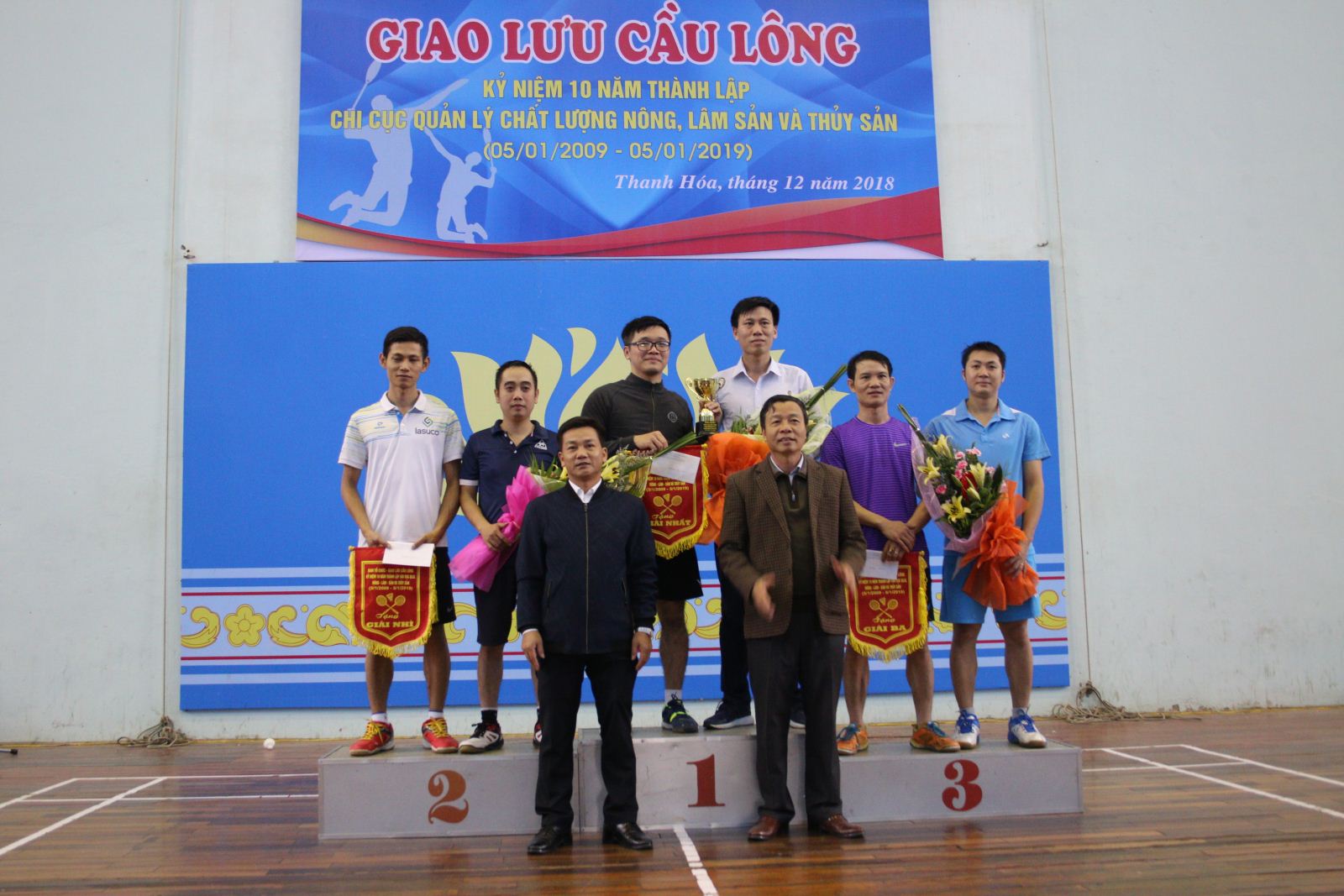 Đại diện Lãnh đạo Chi cục trao giải cho các đội 